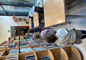 W bibliotece