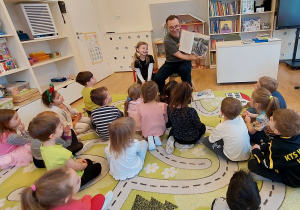 Czytał tata Helenki