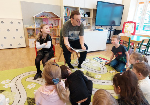 Czytał tata Helenki