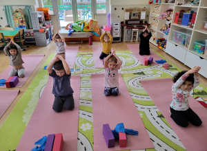 Piątek z jogą-ćwiczenia z kostkami i taśmami