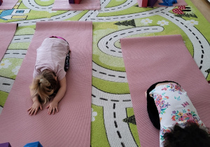 Piątek z jogą-ćwiczenia z kostkami i taśmami