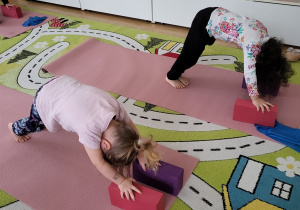 Piątek z jogą-ćwiczenia z kostkami i taśmami