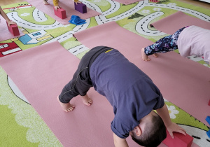 Piątek z jogą-ćwiczenia z kostkami i taśmami