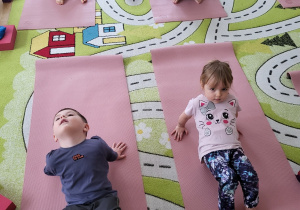 Piątek z jogą-ćwiczenia z kostkami i taśmami