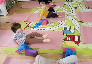 Piątek z jogą-ćwiczenia z kostkami i taśmami