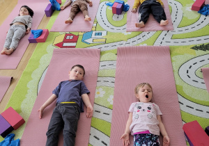 Piątek z jogą-ćwiczenia z kostkami i taśmami