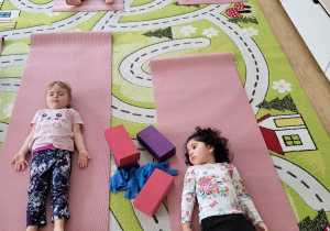 Piątek z jogą-ćwiczenia z kostkami i taśmami